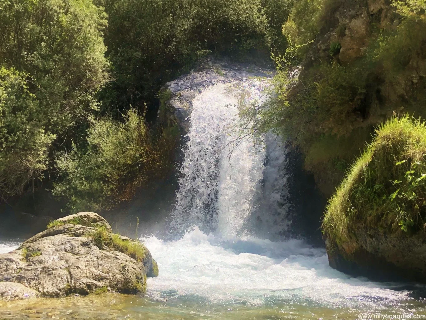 Cascada preciosa en Dílar, Granada